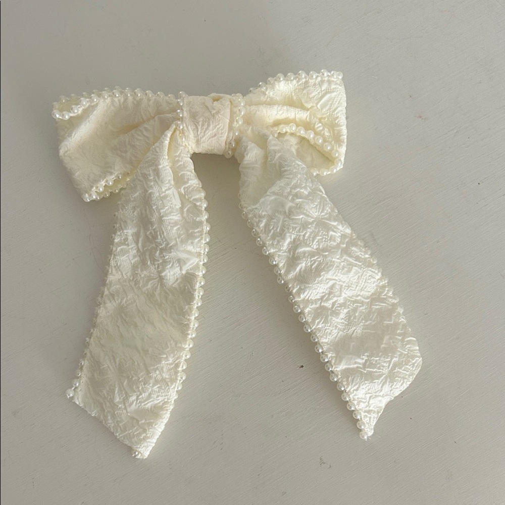 Elegant Cream Bow Hair Accessory